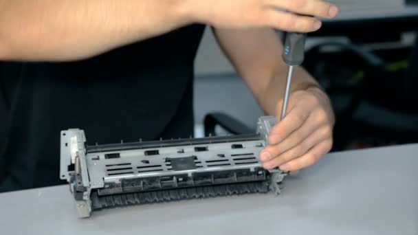 Close-up shot werknemer reparaties elektronische spullen — Stockvideo