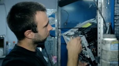 Sıkıştırılmış hava ile orta çekim işçi temiz elektronik