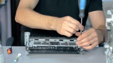 Yakın çekim işçi kadar elektronik malzeme onarır