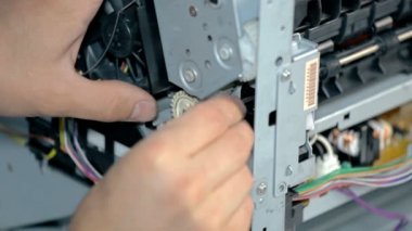 Yakın çekim işçi kadar elektronik malzeme onarır