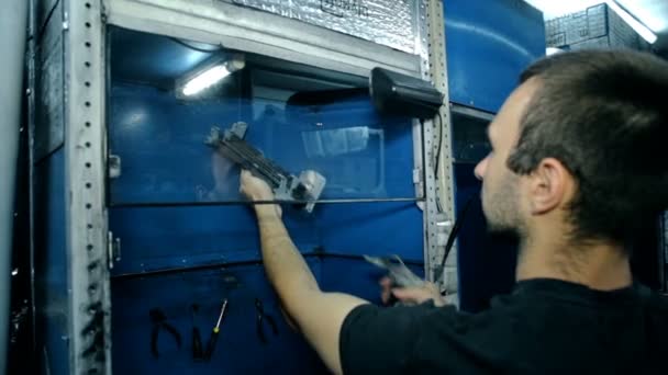中期镜头的工人用压缩空气清洁电子产品 — 图库视频影像