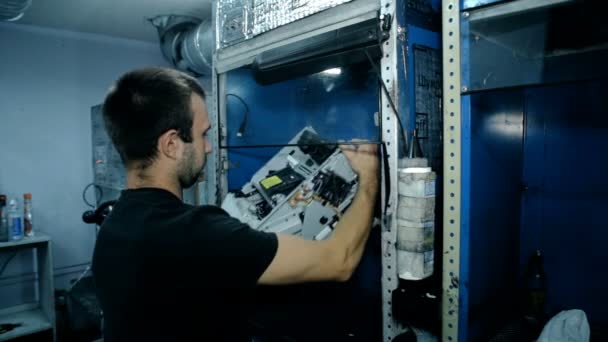 Mid Shot Arbeiter saubere Elektronik mit Druckluft — Stockvideo