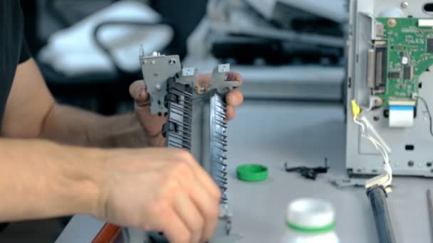 Nära upp skott arbetare rena elektroniska saker — Stockvideo