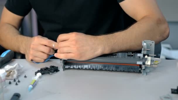Mid shot werknemer reparaties elektronische spullen — Stockvideo