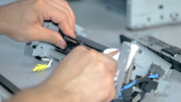 Nära upp skott arbetare reparationer elektroniska saker — Stockvideo