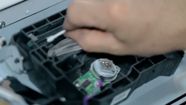 Close up shot Pekerja perbaikan barang elektronik — Stok Video
