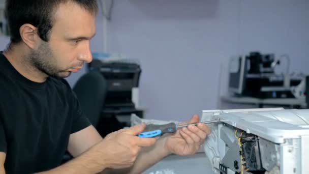 Mid shot werknemer reparaties elektronische spullen — Stockvideo
