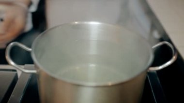Atış aşçı tuz kaynar suda koymak