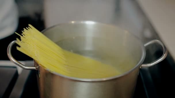 Mid shot Massa na panela no fogão na cozinha — Vídeo de Stock