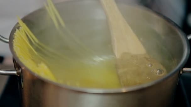 Mid shot Pasta en la cacerola en la cocina — Vídeo de stock