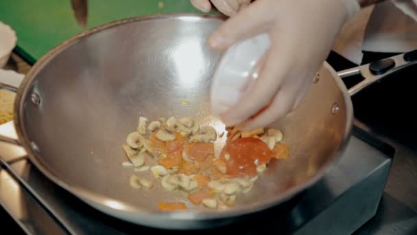 Середній постріл гриби з картоплі фрі з томатами — стокове відео