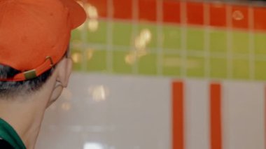 Orta atış kafede müşterilerle kasiyer konuşuyor