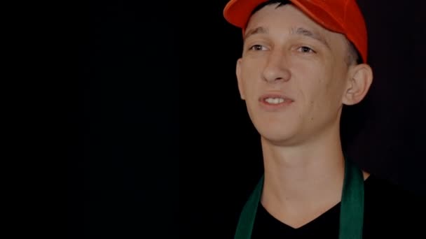 Kassiererin spricht mit Kunden im Café — Stockvideo