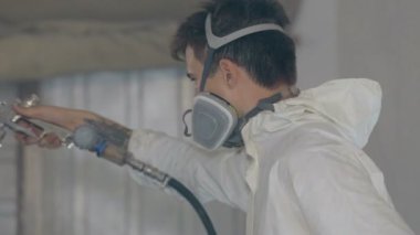 Çekim çalışan bir araba beyaz renkte boyar.