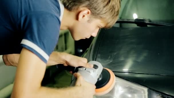 Mid shot werknemer Pools auto koplamp met speciaal gereedschap — Stockvideo