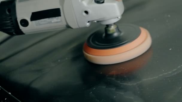 Gros plan Travailleur polonais voiture noire avec des outils spéciaux 