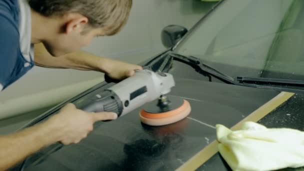 Mid shot Worker polish black car with special tools — Stock Video