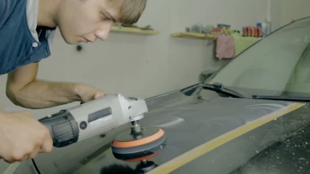 Mid shot Trabalhador polonês carro preto com ferramentas especiais — Vídeo de Stock
