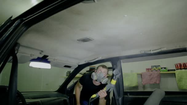 Pria ditengah-tengah tukang bersih-bersih mobil tua dan kering — Stok Video