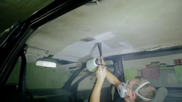 Средний выстрел человек чистит старые и сухие машины — стоковое видео