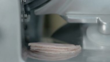 Close shot dilim makinesini jambon ve et keser