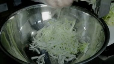 Shot dilim buzdağı salatası kapatın