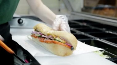 Şef Aşçı fastfood sandviç atış kapatın