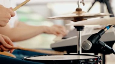 Orta davulcu baget ile davul çalmaya vurdu