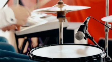 Orta davulcu baget ile davul çalmaya vurdu