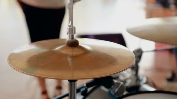 Primer plano baterista tocando la batería con el tambor — Vídeo de stock