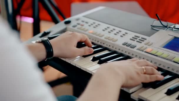 Zár megjelöl szemcsésedik ember zongorázni — Stock videók