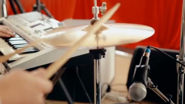 Close-up shot drummer drummen met de drumstick — Stockvideo