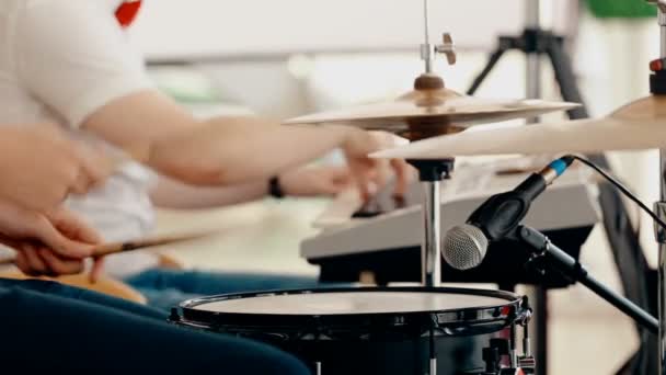 Средний ударник, играющий на барабанах с барабанной палочкой — стоковое видео