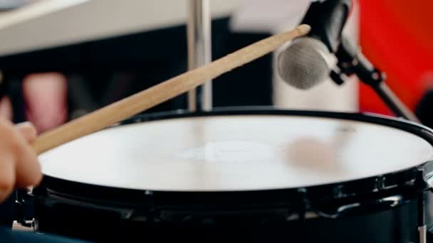 Primer plano baterista tocando la batería con el tambor — Vídeo de stock