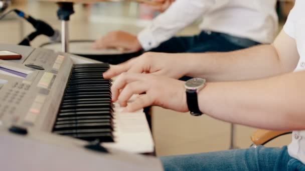 关闭了受伤的男人弹钢琴 — 图库视频影像