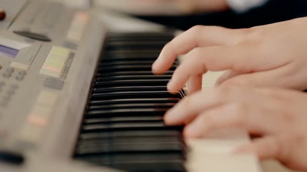 Chiuda in su uomo del colpo suonare il pianoforte — Video Stock