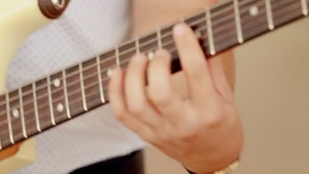 Yakın çekim adam gitar çalmak — Stok video