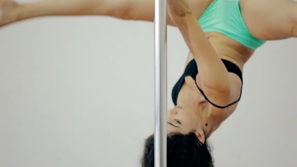 Medium shot Young girl dancing poledance in white room — Stock Video