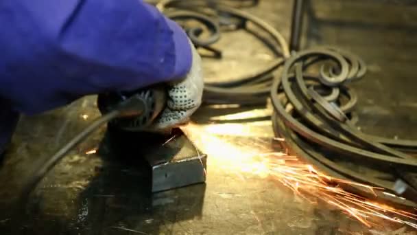 Close up shot worker com moedor moagem metall com faíscas — Vídeo de Stock