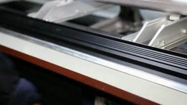 Yakın çekim operatör bükme metal levha sac bükme Makinası