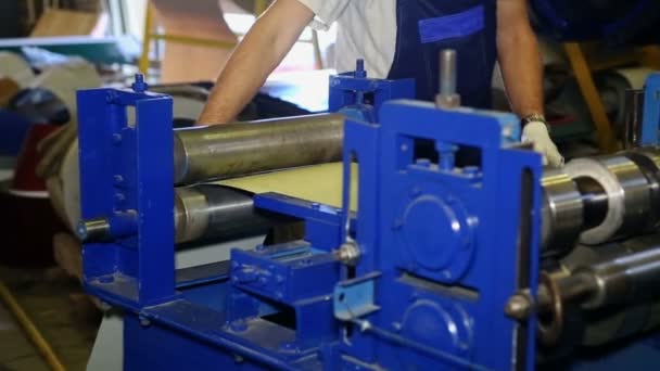 Máquina herramienta de fábrica pesada de tiro medio en el trabajo — Vídeos de Stock