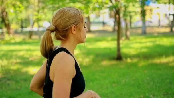 Mid shot jonge vrouw doen yoga in park — Stockvideo