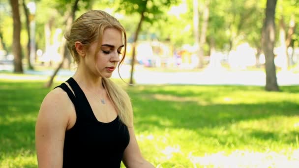 Mid shot Young woman doing yoga in park — Stock Video