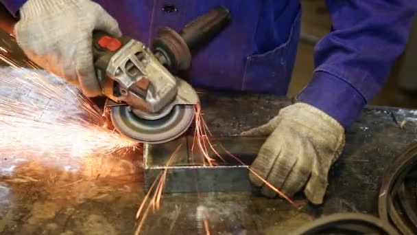 Close up shot worker with grinder grinds metall with sparks — Stock Video