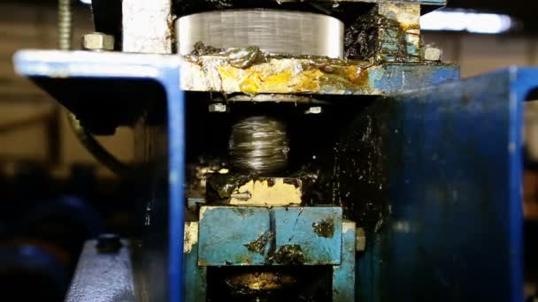Bliska strzał ciężki fabryka obrabiarek w pracy — Wideo stockowe
