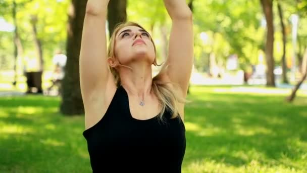 Mid shot Young woman doing yoga in park — Stock Video