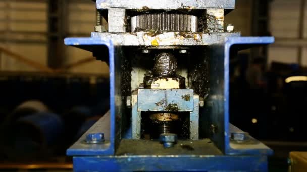 Nära upp skott tunga fabriken maskin verktyg i arbetet — Stockvideo