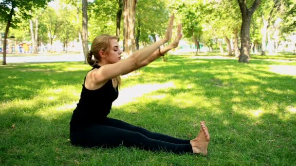 Yoga park yaparken geniş çekim genç kadın — Stok video