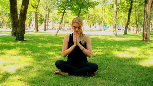 Yoga park yaparken geniş çekim genç kadın — Stok video