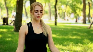 Orta çekim genç kadın parkta yoga yaparken